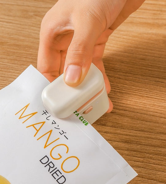 Adorable Mini Bag Sealer: Fridge Magnet Snack Freshness Hero