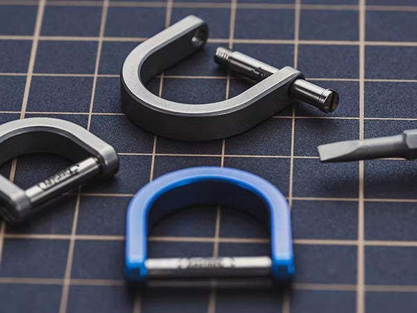 Titanium EDC Rotating Horseshoe Keychain – Stirrup Style Swagger